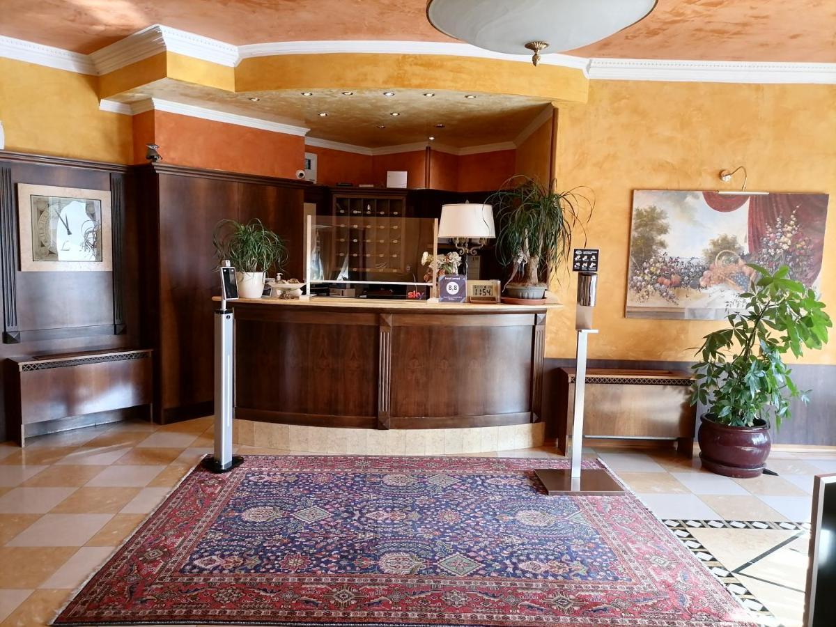 Hotel Lenotel Екстер'єр фото