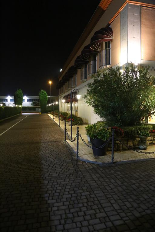 Hotel Lenotel Екстер'єр фото