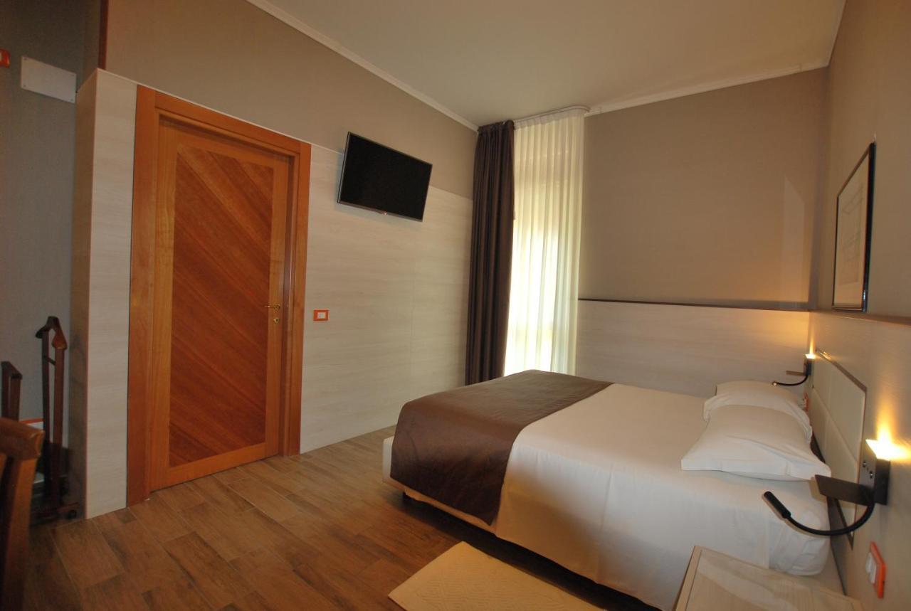 Hotel Lenotel Екстер'єр фото