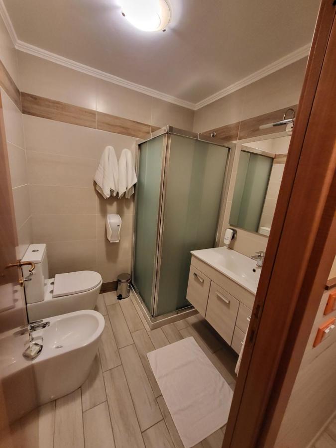 Hotel Lenotel Екстер'єр фото