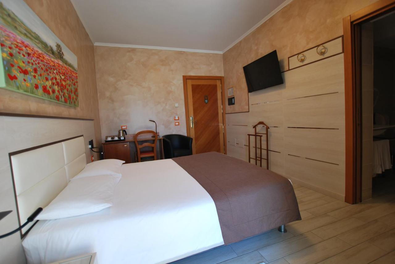 Hotel Lenotel Екстер'єр фото