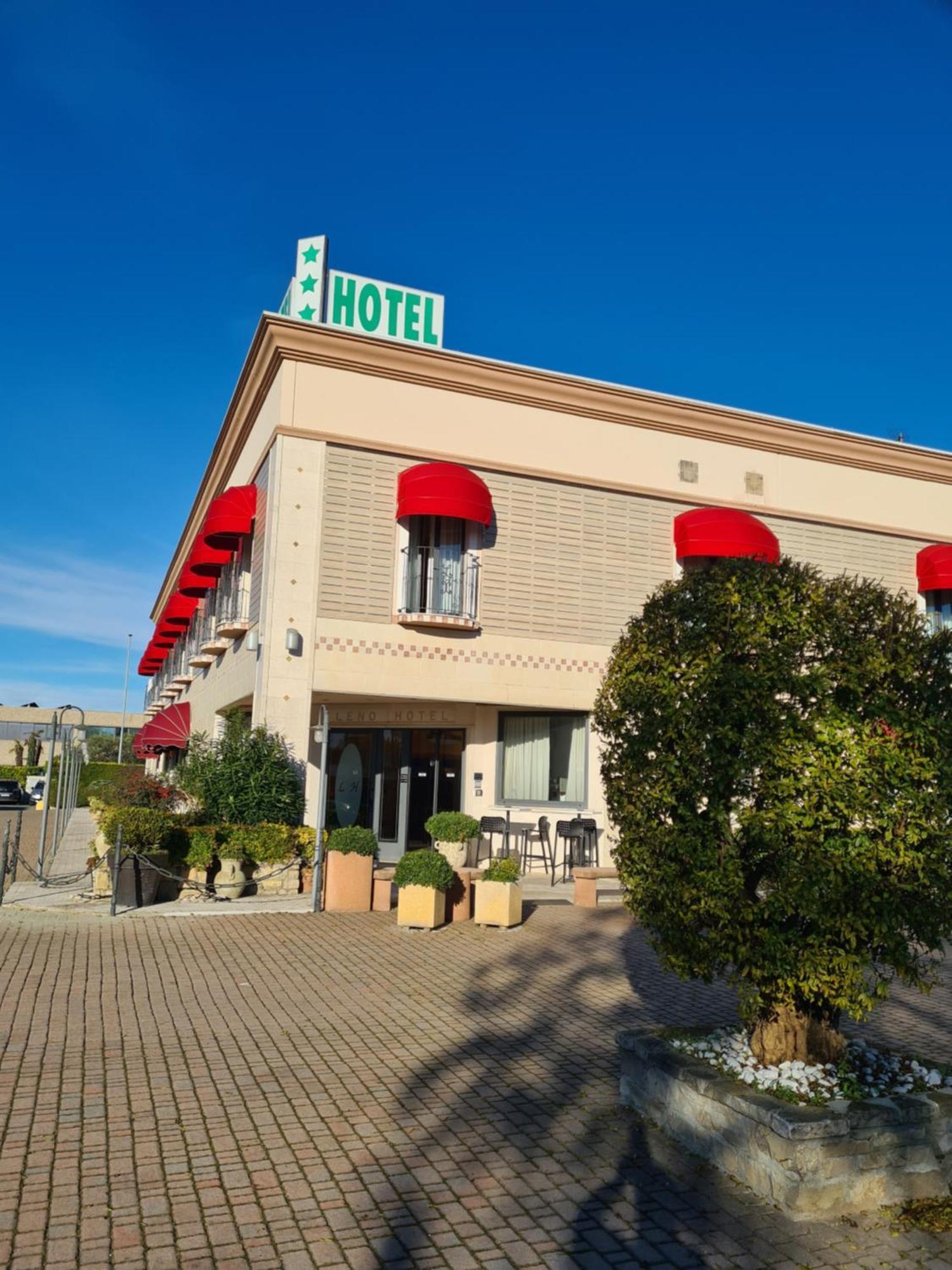 Hotel Lenotel Екстер'єр фото