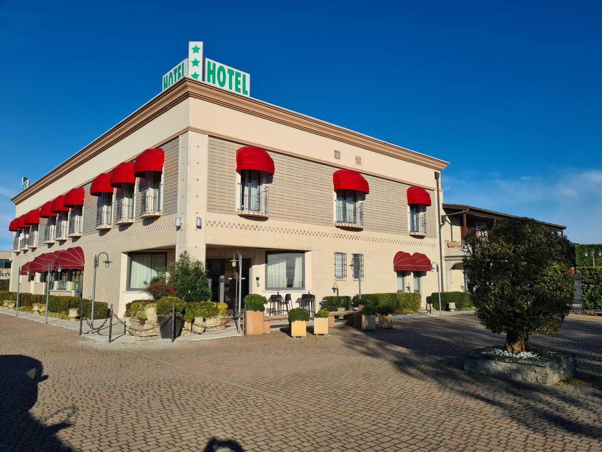 Hotel Lenotel Екстер'єр фото
