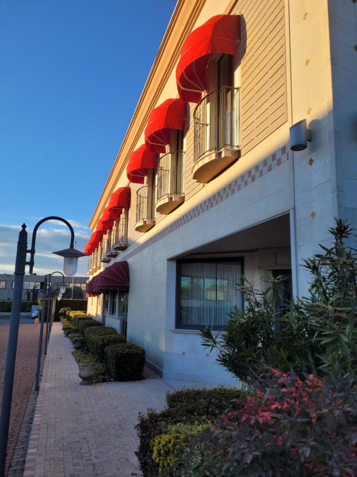 Hotel Lenotel Екстер'єр фото