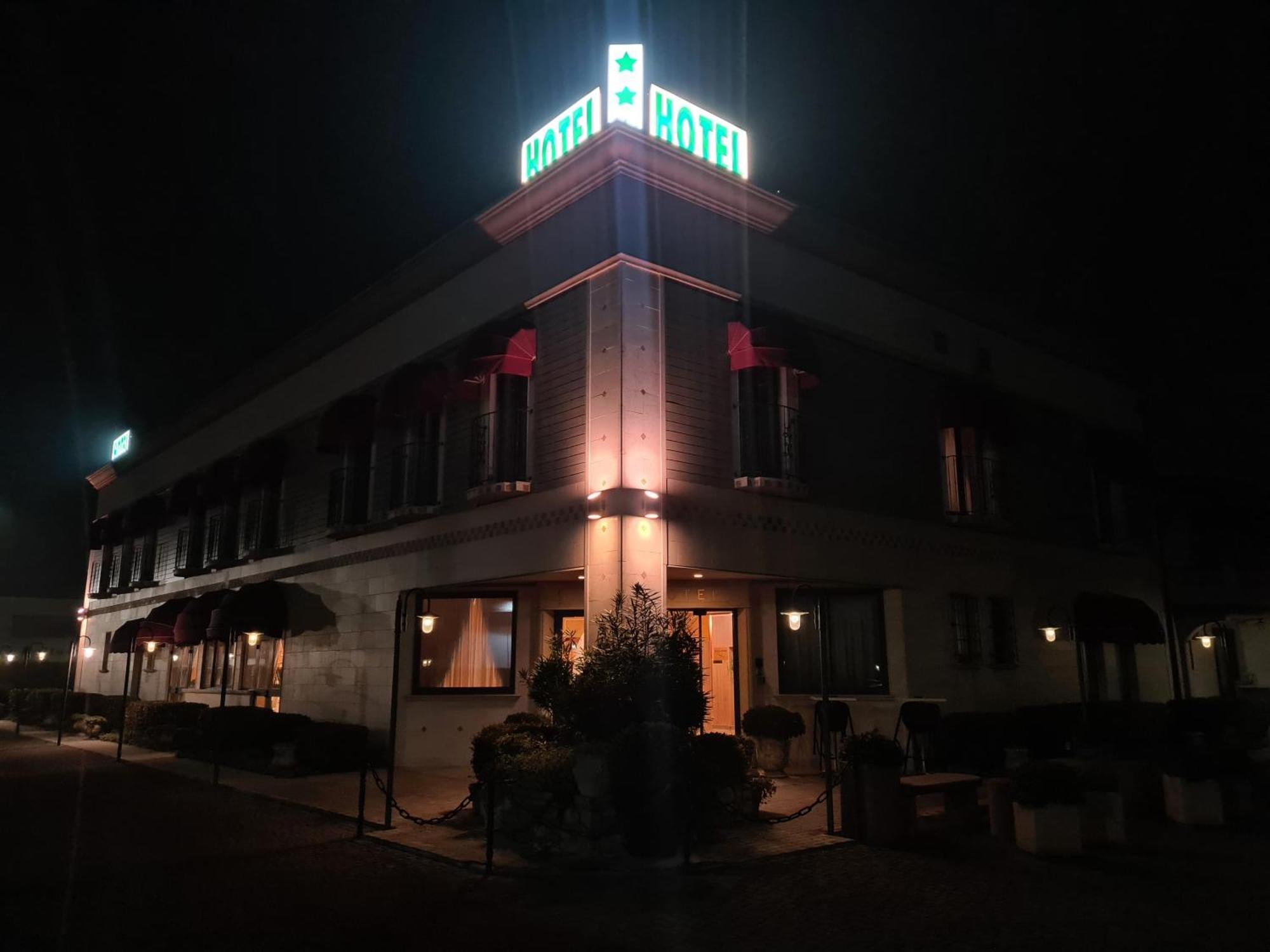 Hotel Lenotel Екстер'єр фото