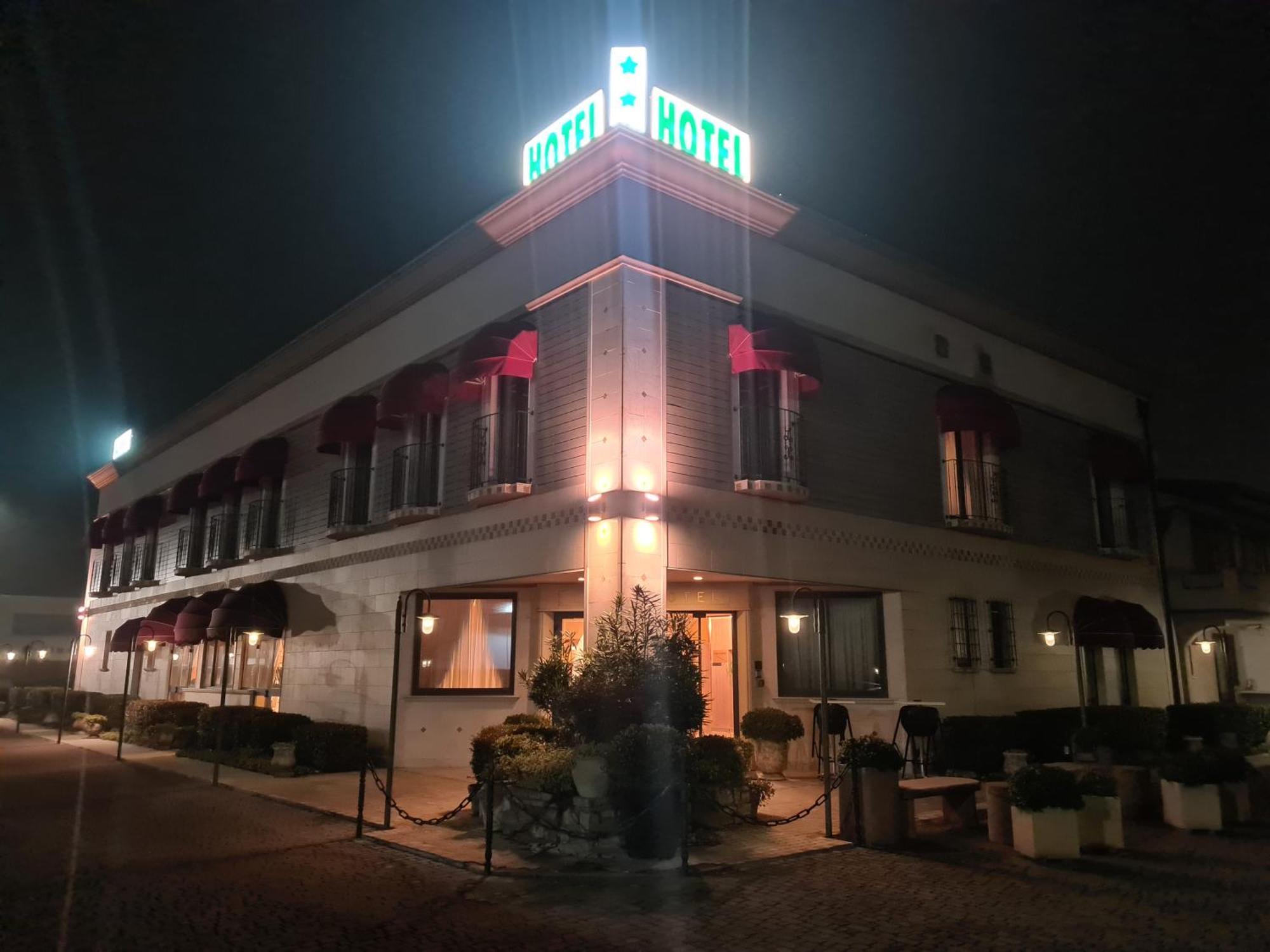 Hotel Lenotel Екстер'єр фото