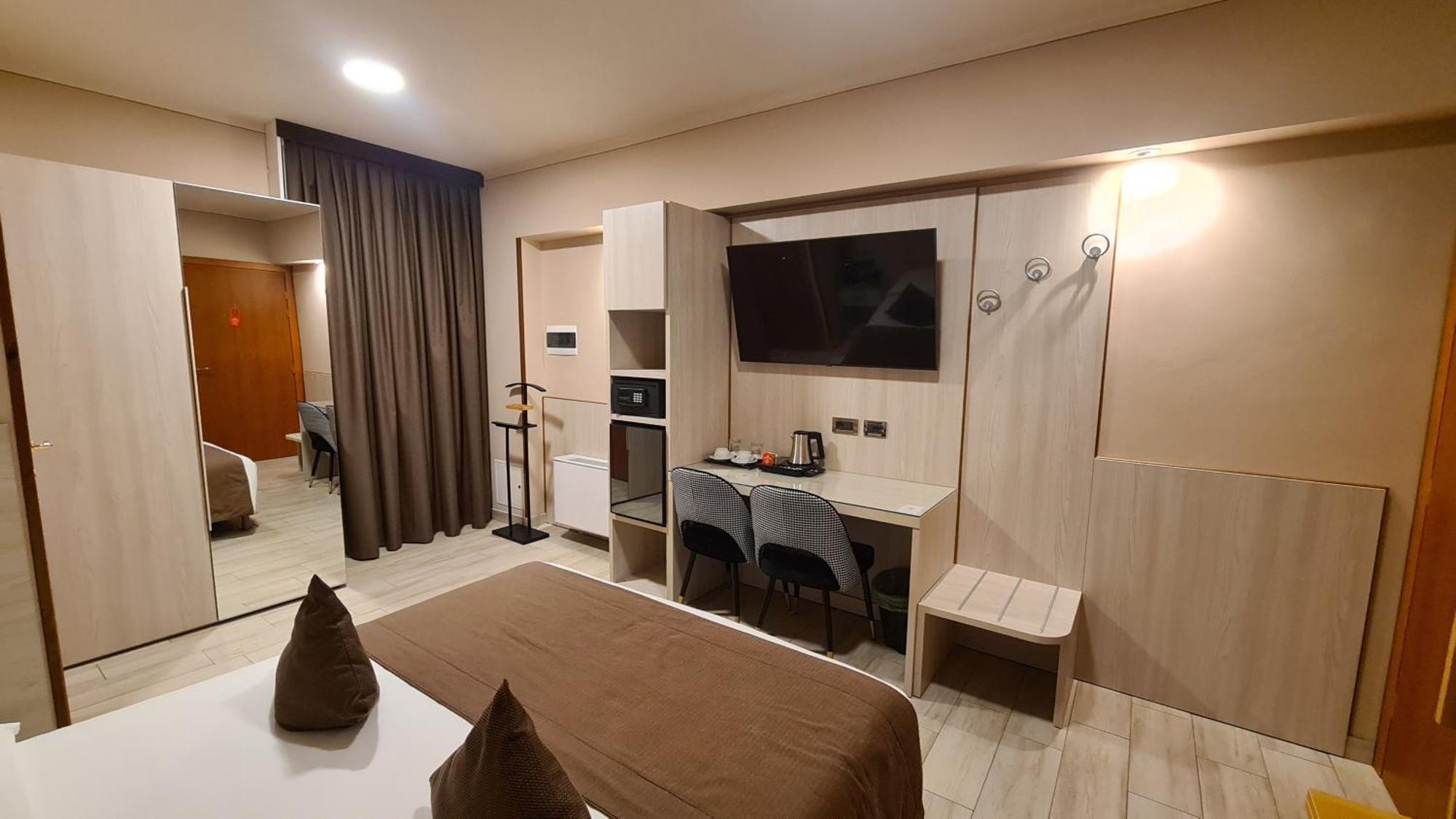 Hotel Lenotel Екстер'єр фото
