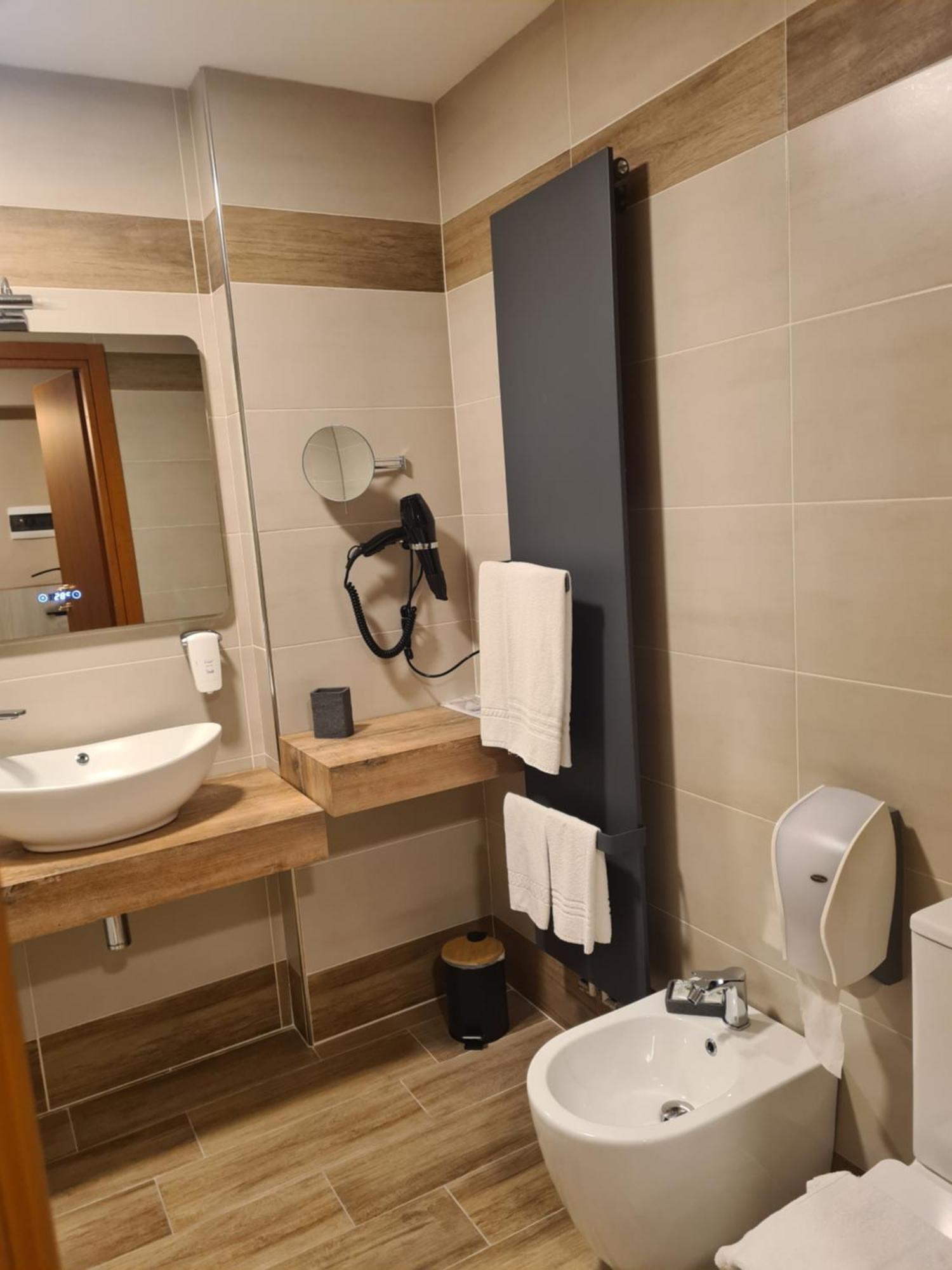 Hotel Lenotel Екстер'єр фото