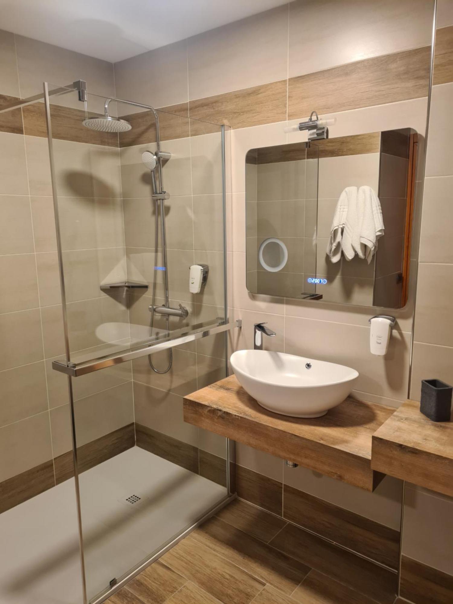 Hotel Lenotel Екстер'єр фото