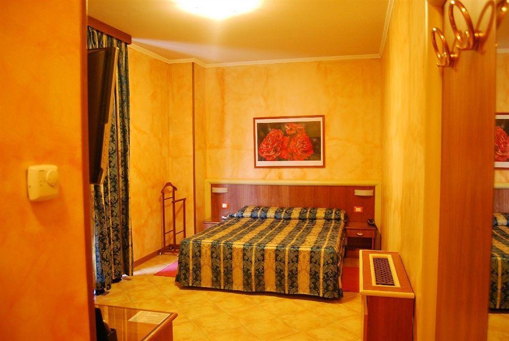Hotel Lenotel Екстер'єр фото