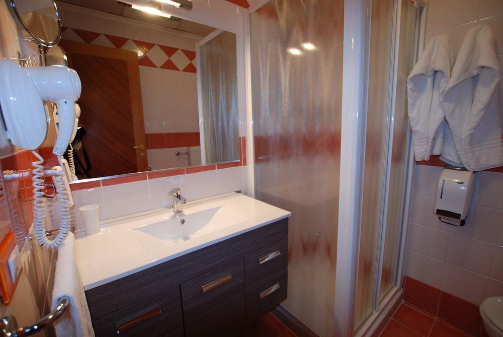 Hotel Lenotel Екстер'єр фото