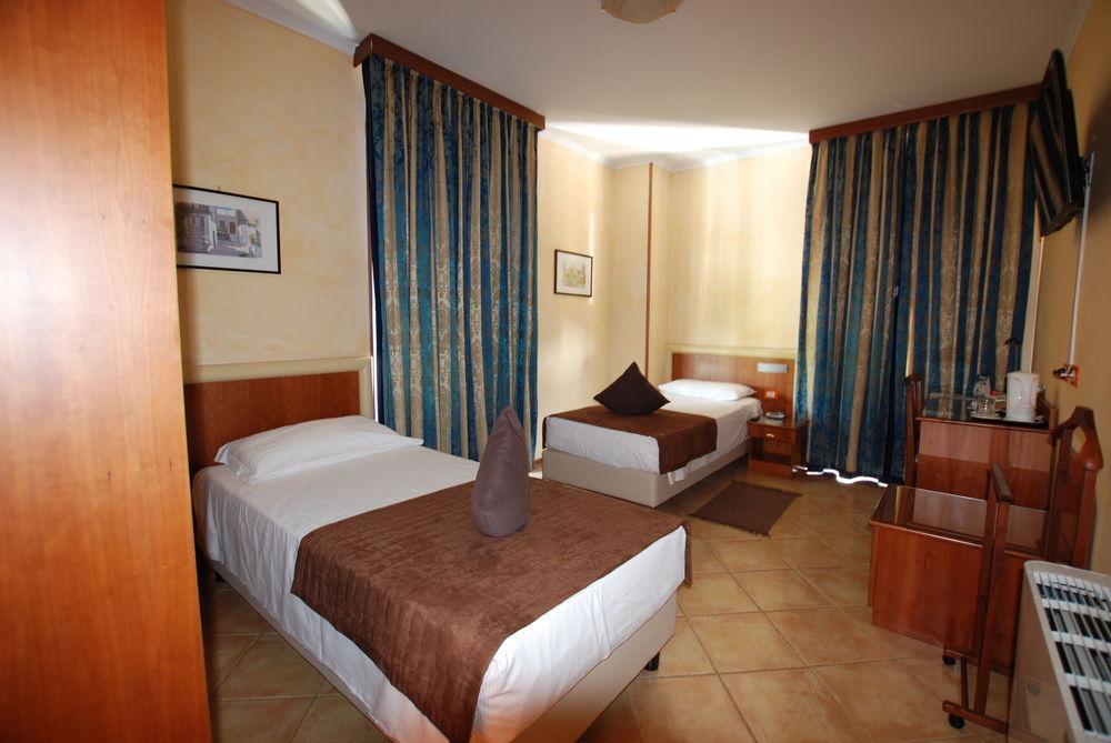 Hotel Lenotel Екстер'єр фото