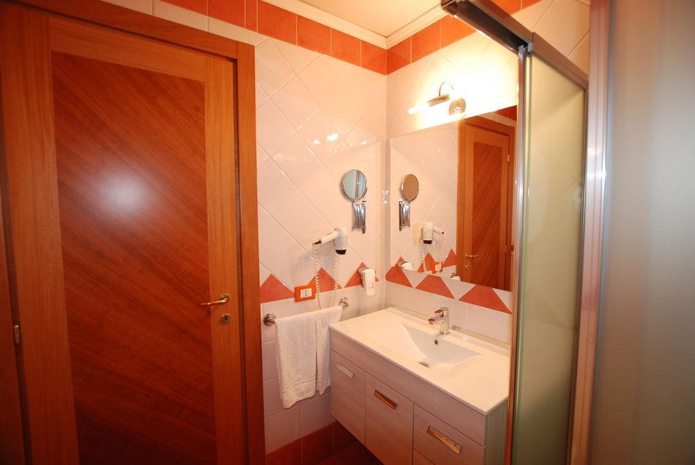 Hotel Lenotel Екстер'єр фото