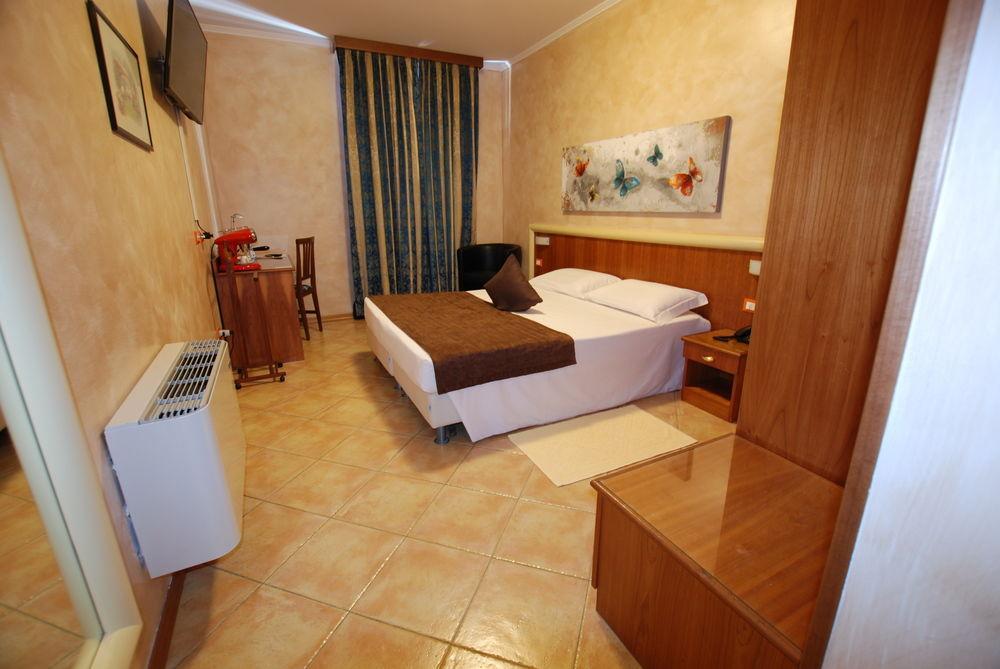 Hotel Lenotel Екстер'єр фото
