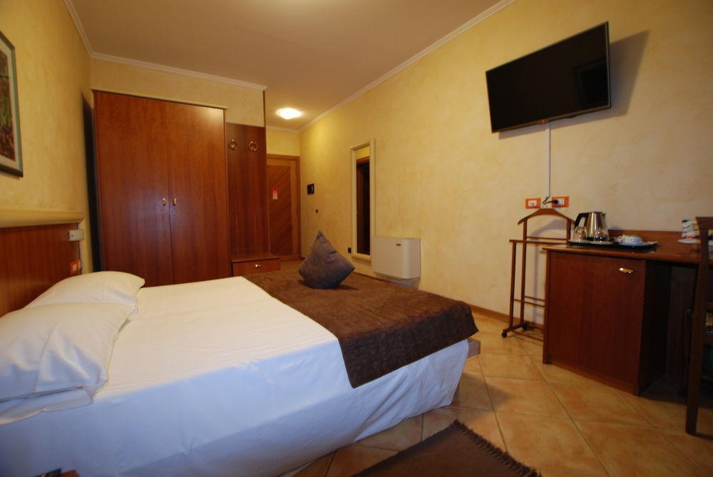 Hotel Lenotel Екстер'єр фото