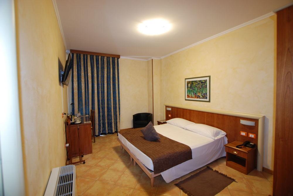 Hotel Lenotel Екстер'єр фото