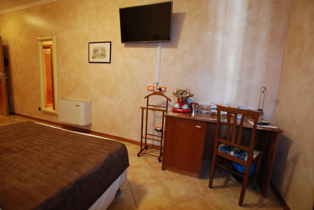 Hotel Lenotel Екстер'єр фото