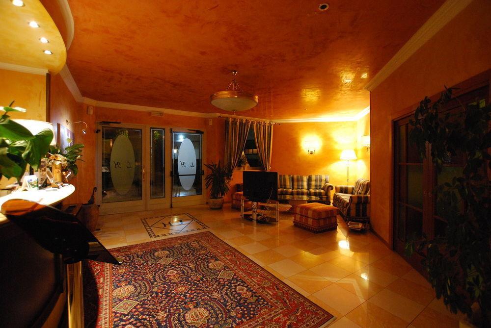 Hotel Lenotel Екстер'єр фото