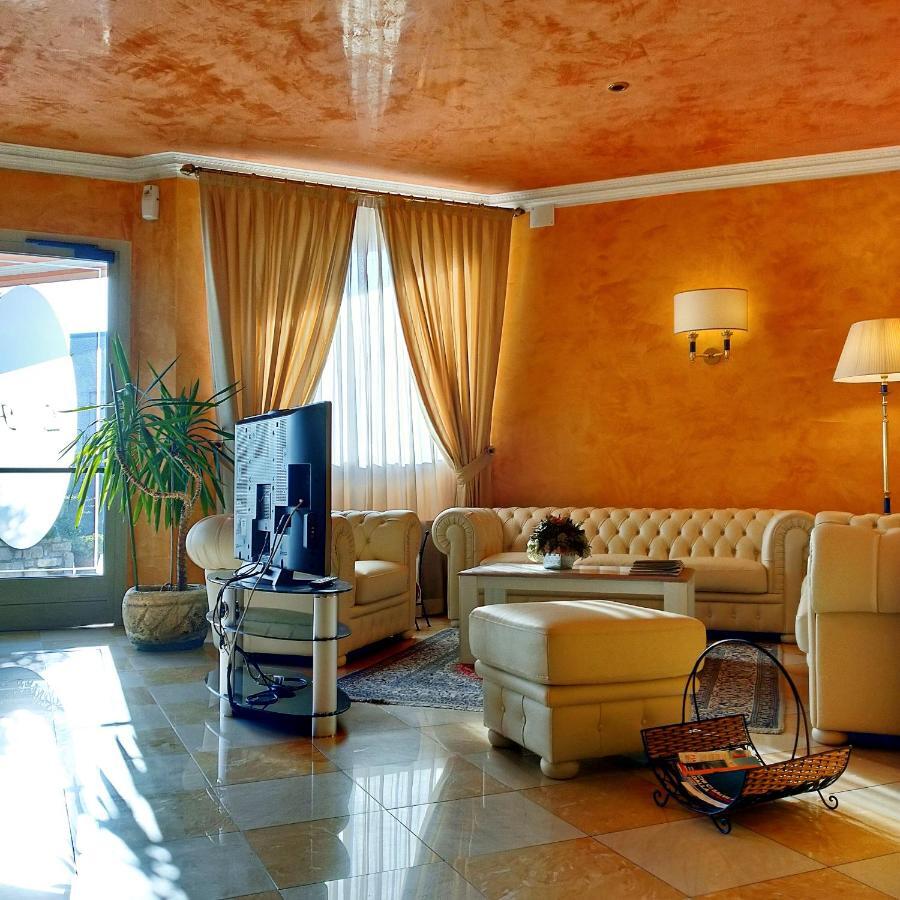 Hotel Lenotel Екстер'єр фото